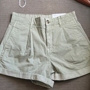 Size 4 American eagle green cargo shorts!